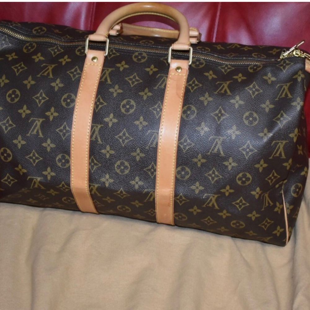 The Keepall 45 is a classic of the Louis Vuitton